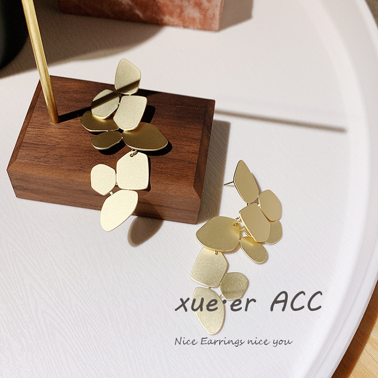 2019 new tide exaggerated earrings female geometric gold fashion net red temperament long autumn and winter eardrop earrings 