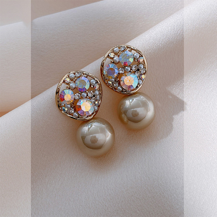 Hollow out inlaid diamond grey pearl earrings in 2020 the new tide of South Korea temperament net red niche design sense of senior 
