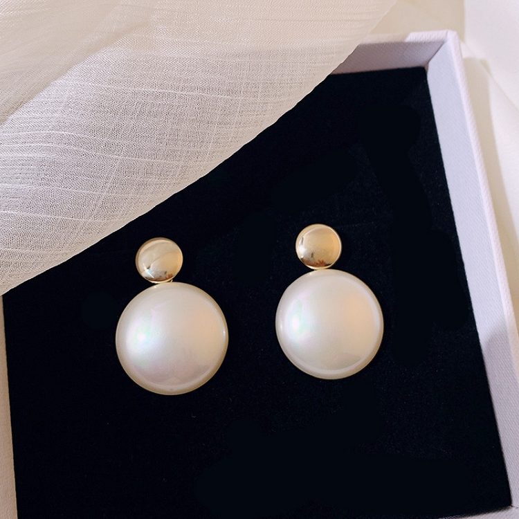 Metallic pearl temperament fashion earrings 2020 fashion Hepburn style high sense French net red earrings 