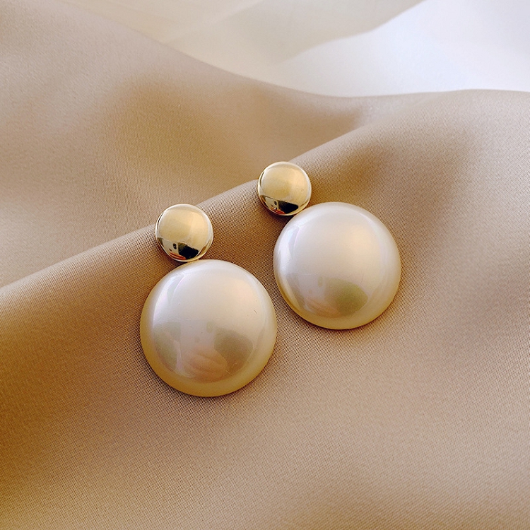 Metallic pearl temperament fashion earrings 2020 fashion Hepburn style high sense French net red earrings 