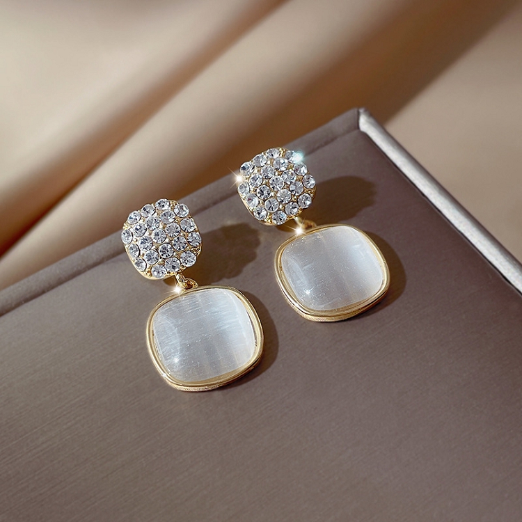 Retro light luxury simple niche design exquisite diamond opal geometric cool wind advanced sense of new earrings 