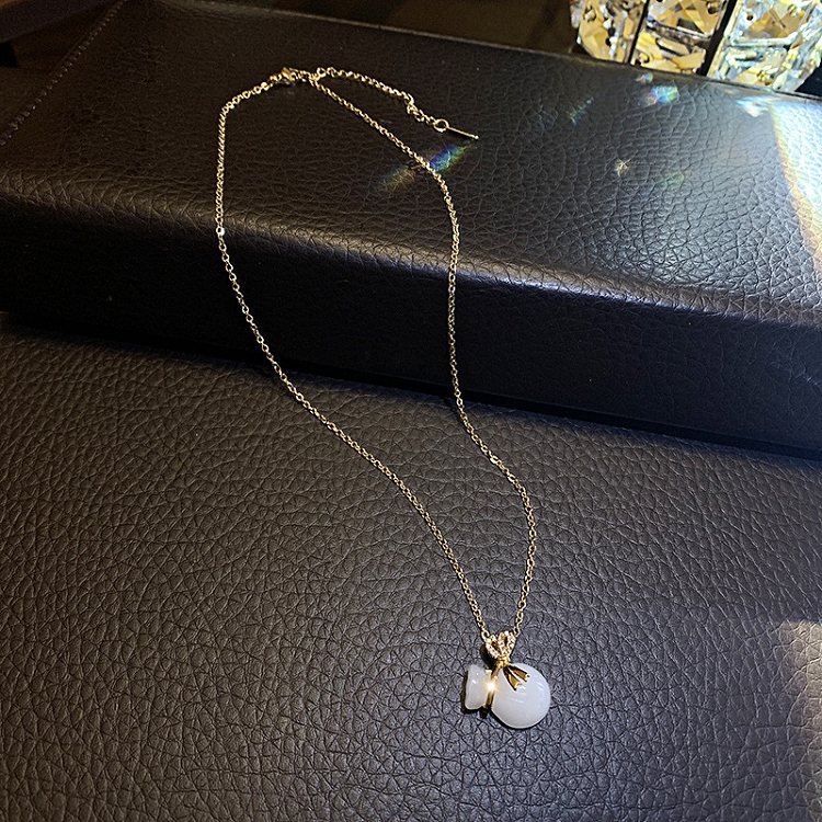 Titanium steel 2021 new gourd necklace INS micro inlaid diamond simple advanced design sense of light luxury niche pendant 