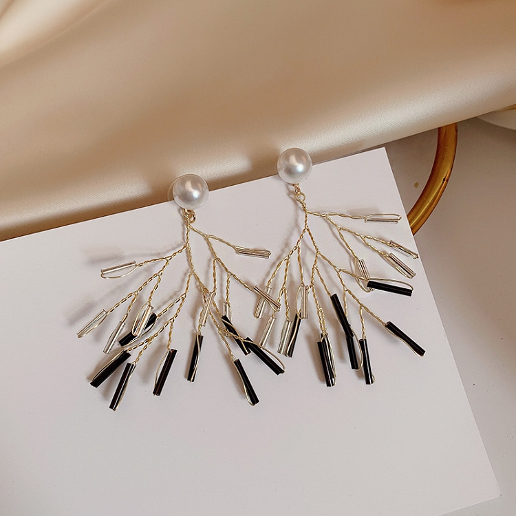 Fashion personality exaggerated earrings female 2019 new tide of South Korea temperament network red branches pearl earrings 
