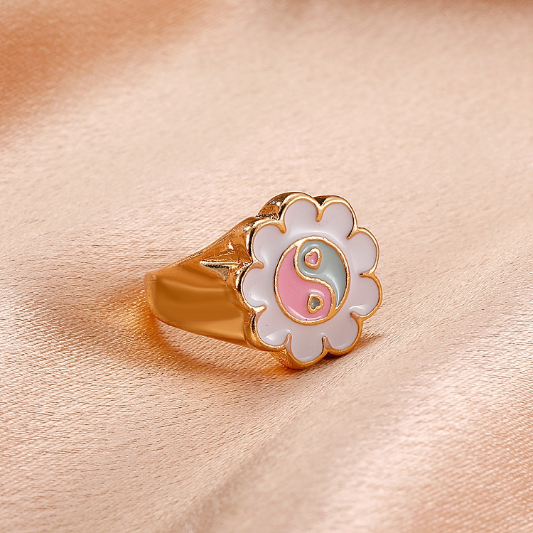 Japan and South Korea new gossip flower ring INS cool wind lovely fun ring maitong fashion network red hand ornaments ?