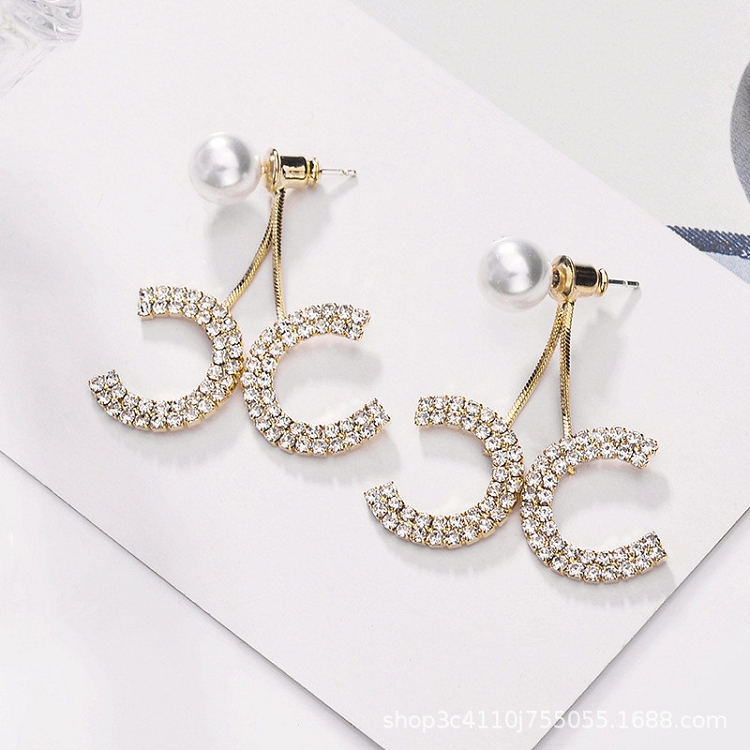 2021 New Korean version of shiny C pendant earrings pearl earrings pendant temperament women's earrings ?