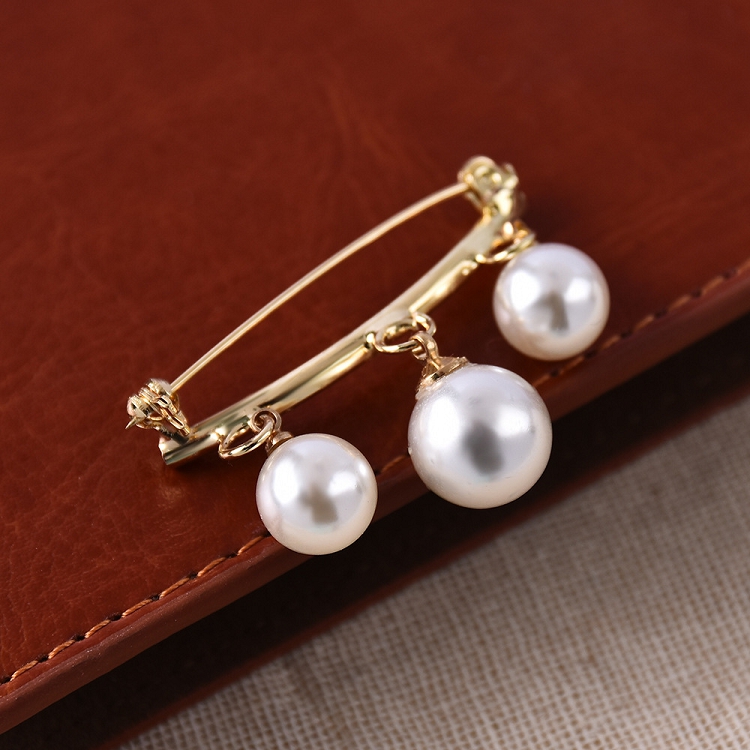European and American fashion pearl anti-go fixed with charm safety pin brooch sweater cardigan clip chain brooch ornaments ?